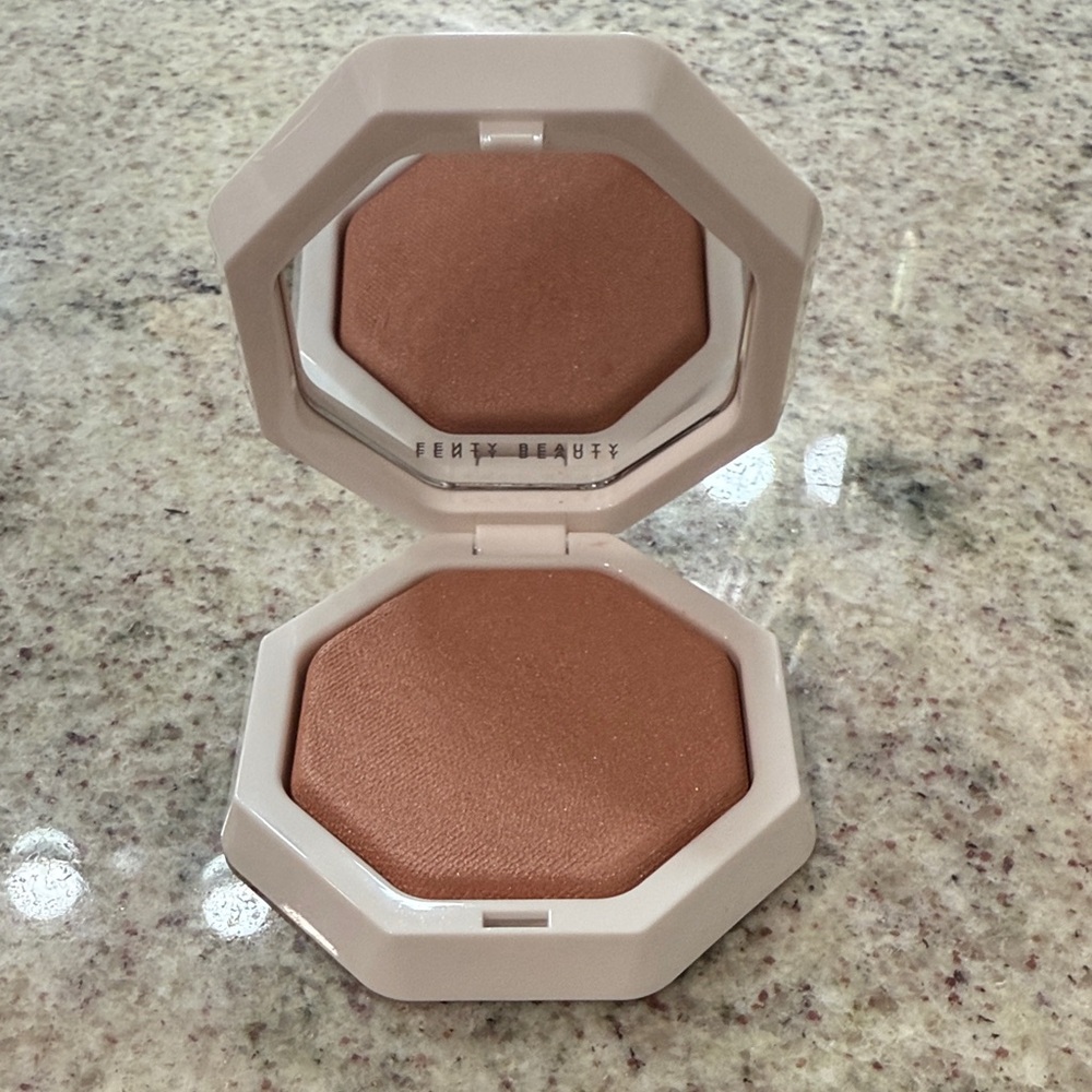 Fenty Beauty Holographic Compact